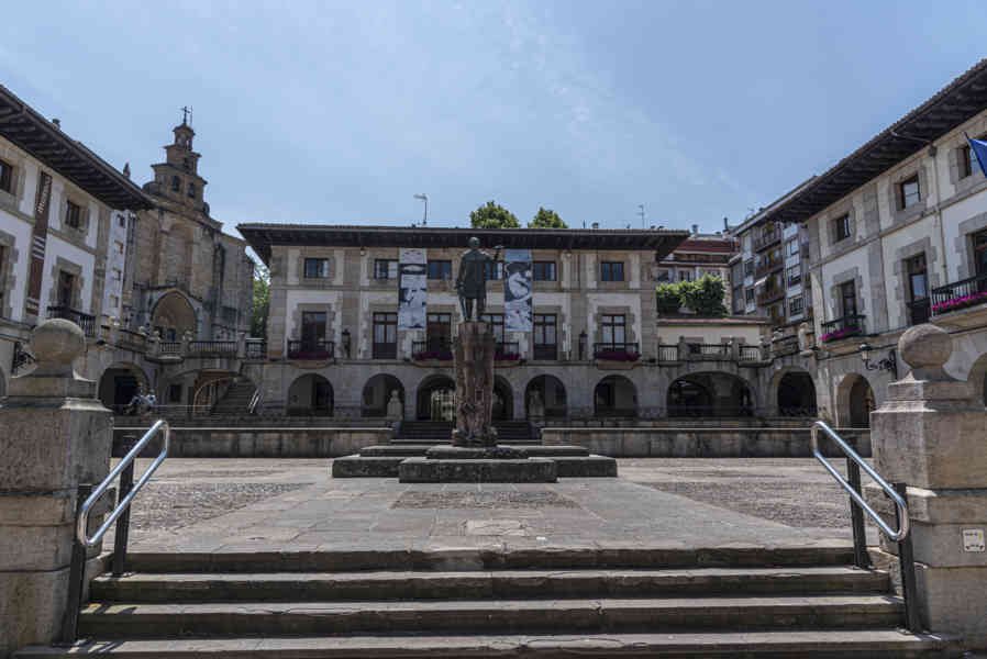 Vizcaya - Gernika-Lumo 01 - plaza Foru.jpg